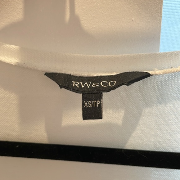 RW&Co white V-neck t-shirt - Picture 2 of 3